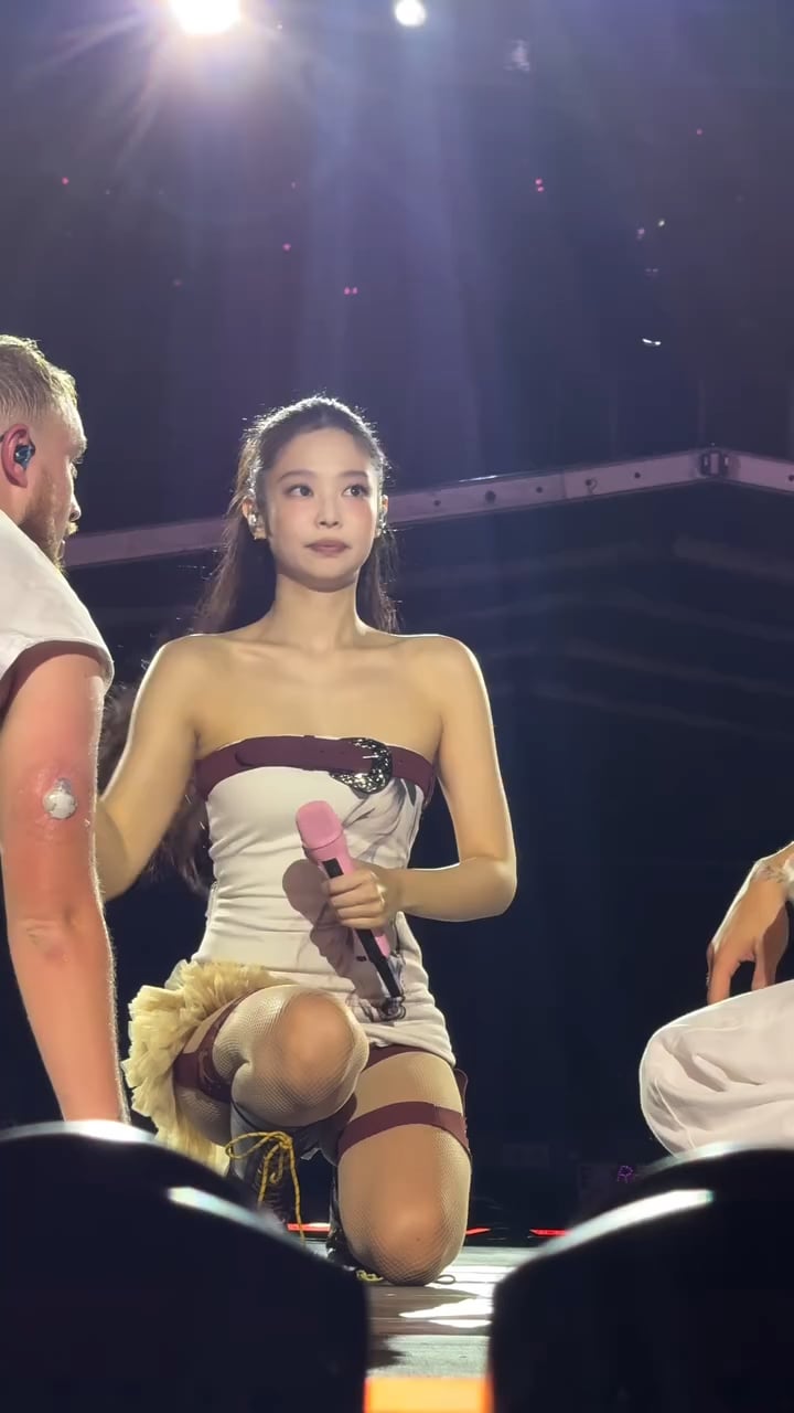 Jennie at 'Deadline' World Tour - 250822