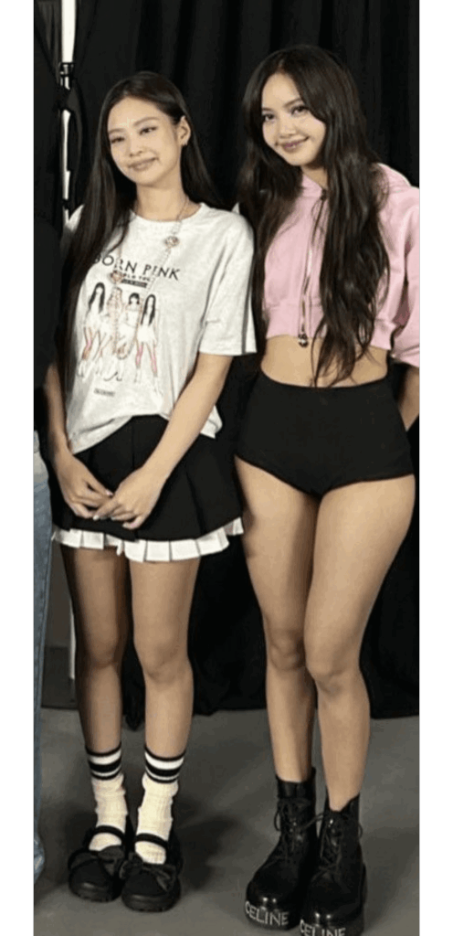 The size difference between Lisa and Jennie's thighs 🤤