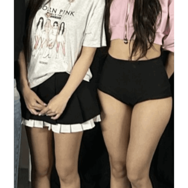 The size difference between Lisa and Jennie's thighs 🤤