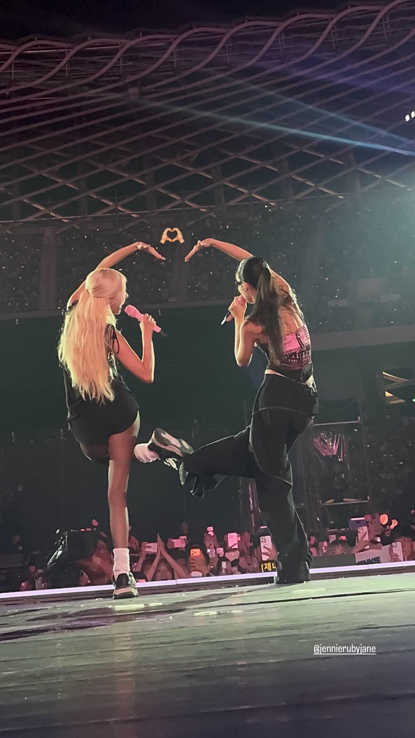 ROSÉ IG Story Update w/ JENNIE