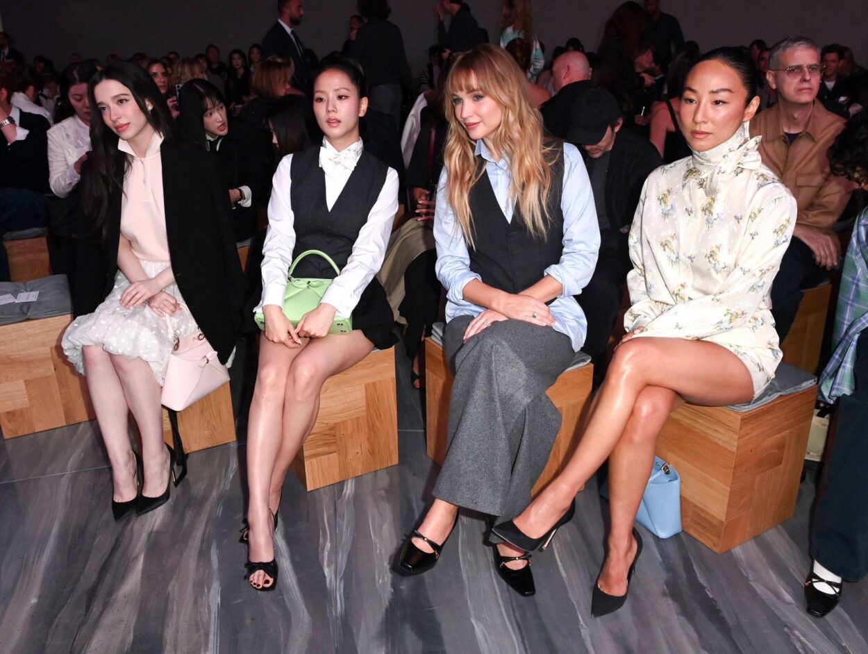 Jisoo w/ Greta Lee, Jennifer Lawrence &amp; Mikey Madison @ DIOR Paris Fashion Week