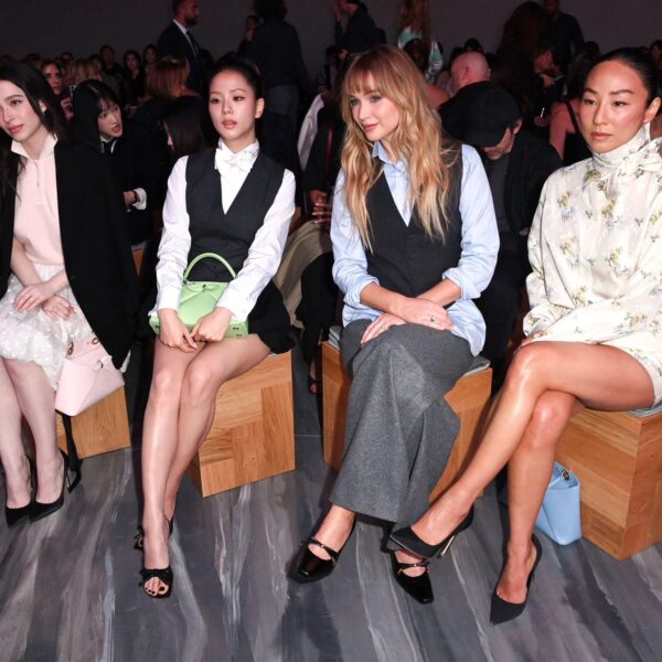 Jisoo w/ Greta Lee, Jennifer Lawrence &amp; Mikey Madison @ DIOR Paris Fashion Week