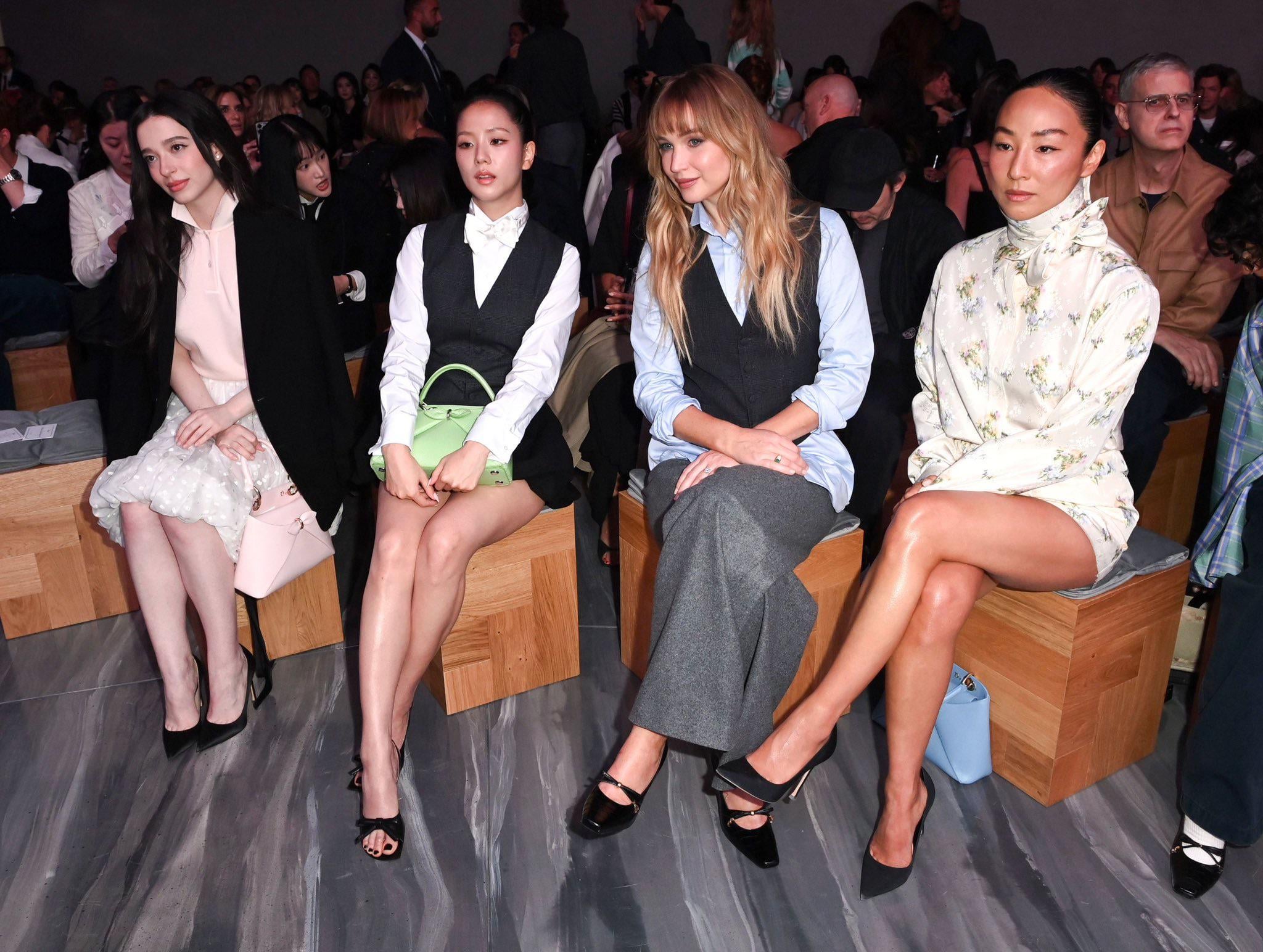 Jisoo w/ Greta Lee, Jennifer Lawrence &amp; Mikey Madison @ DIOR Paris Fashion Week