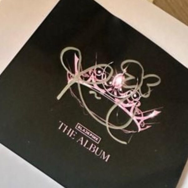 05102025 I wanna buy these from a thrift store, but the owner got it years ago, and don't have any receipt. Can someone kindly enough see if it these signatures looks real? Thanks!🙏🩷🖤