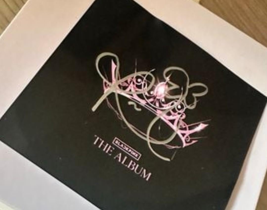 05102025 I wanna buy these from a thrift store, but the owner got it years ago, and don't have any receipt. Can someone kindly enough see if it these signatures looks real? Thanks!🙏🩷🖤