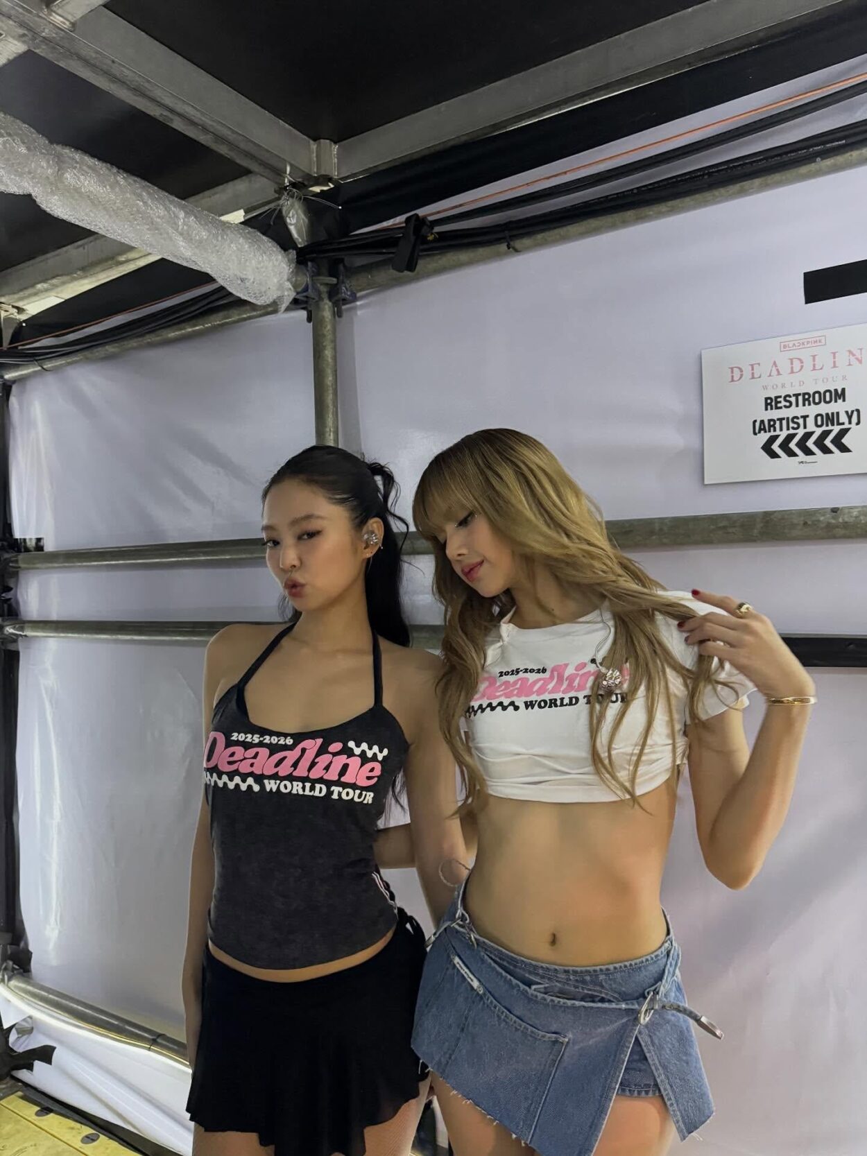 Jennie with Lisa - 251030