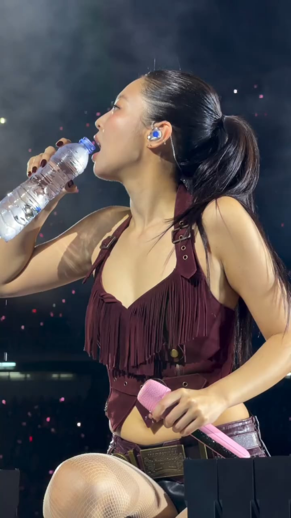 Jennie looking so gorgeous while drinking water - 251107
