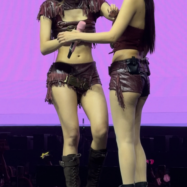Lisa hugging Jennie at 'Deadline' World Tour in Bulacan - 251123