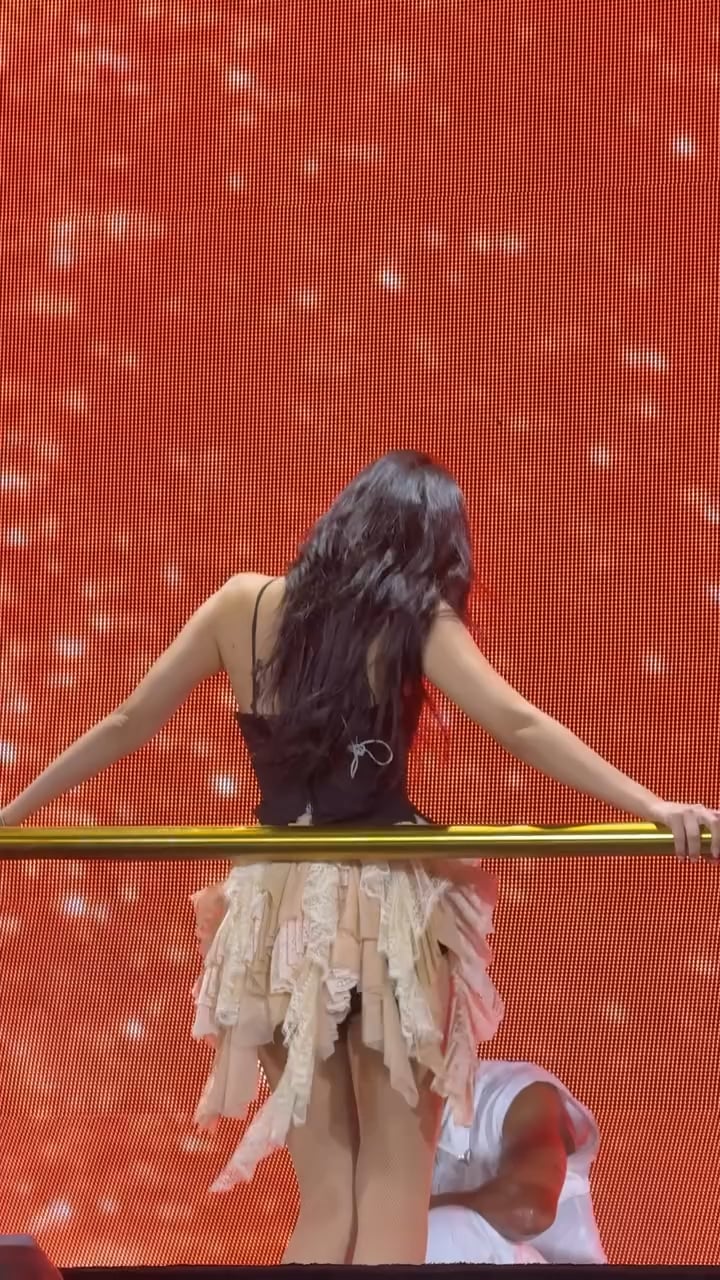 Jennie performing 'Pretty Savage' at 'Deadline' World Tour in Bangkok - 251027