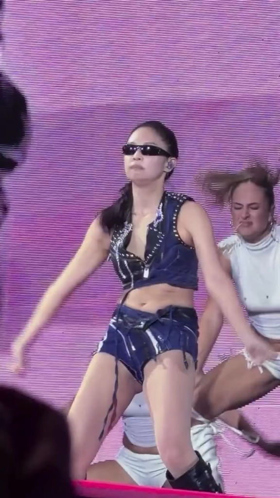 251130 EXTRA L Jennie