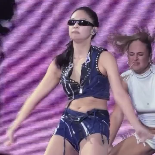 251130 EXTRA L Jennie