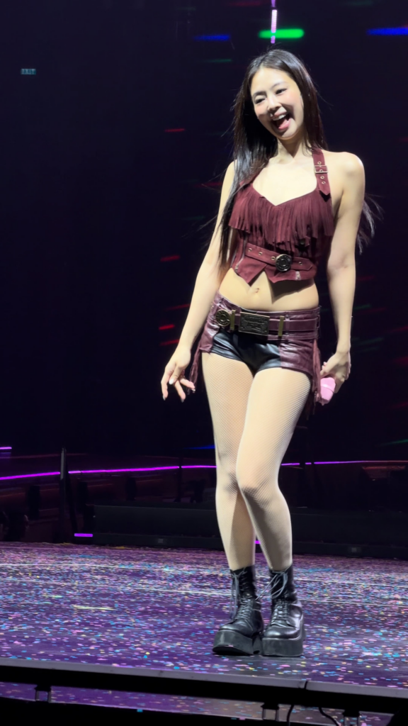 Jennie performing 'Forever Young' in Bulacan - 251125