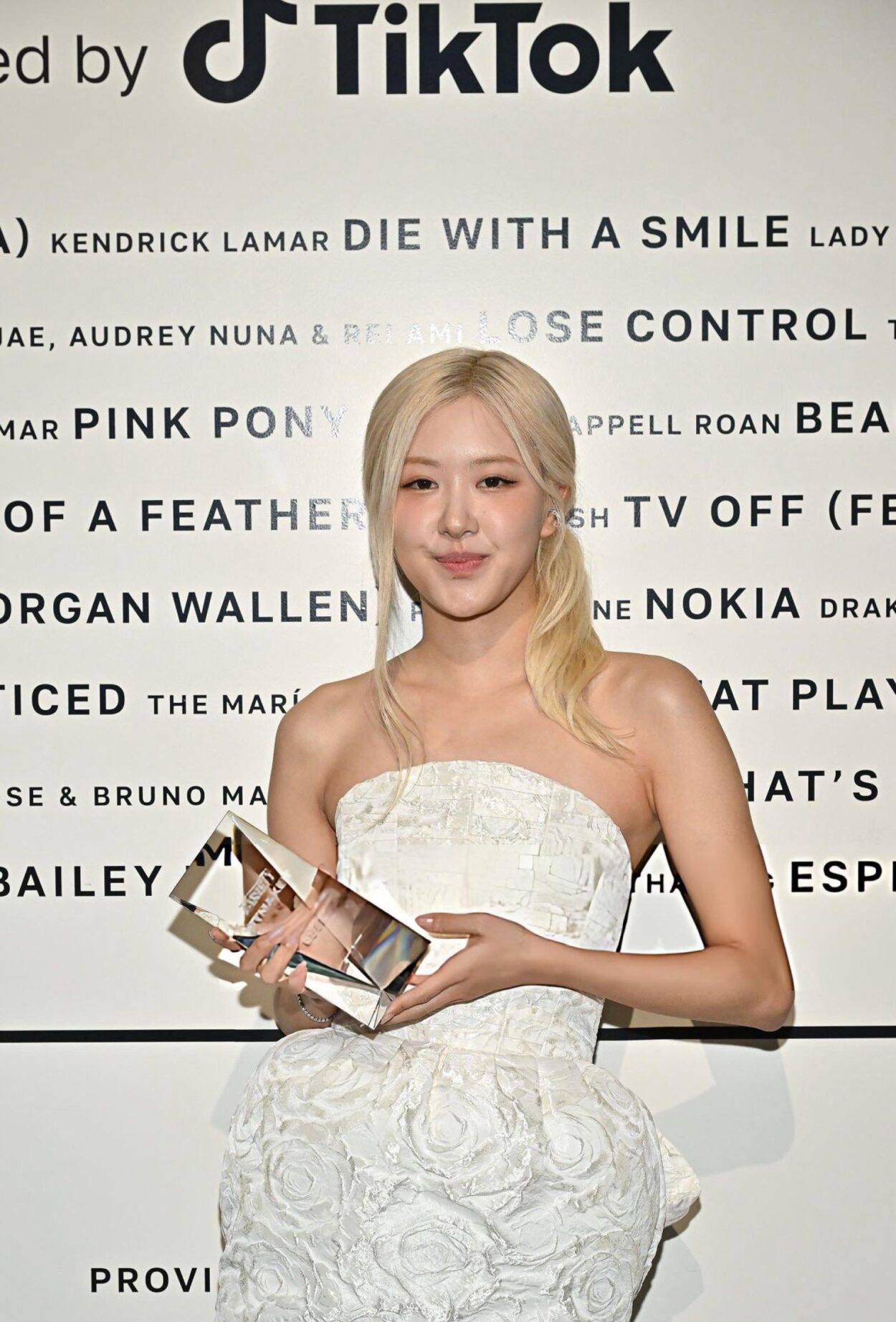 251206 Rosé with her ‘Global Hitmaker of the Year’ Award @ Variety’s Hitmakers Event