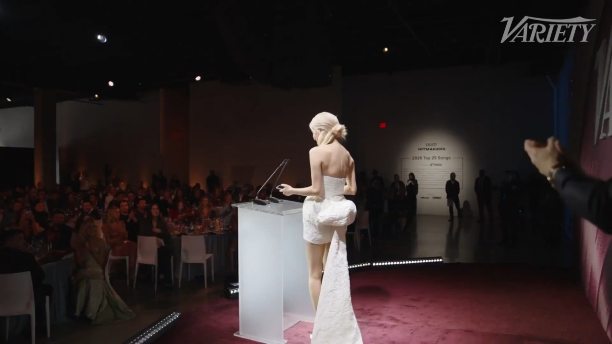 251206 ROSÉ accepts the Global Hitmaker of the Year award at this year's Variety Hitmakers event