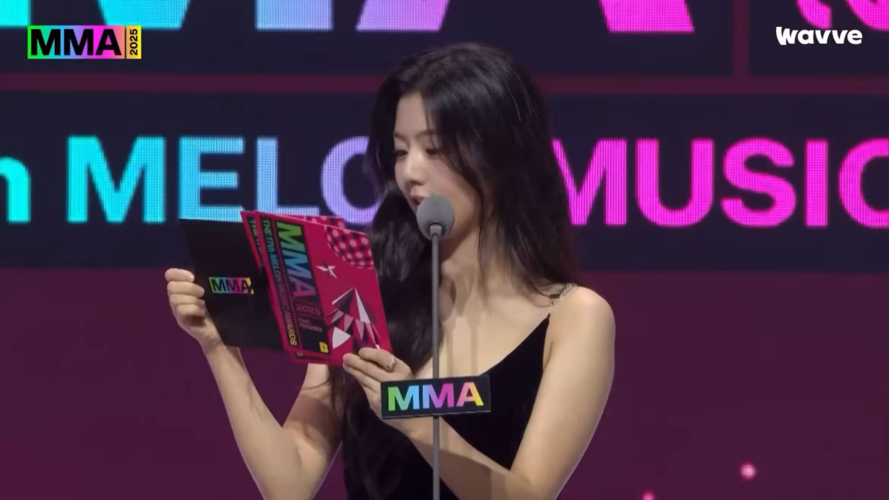 251220 JENNIE wins ‘TOP 10 (Bosang) at The 17th MelOn Music Awards!