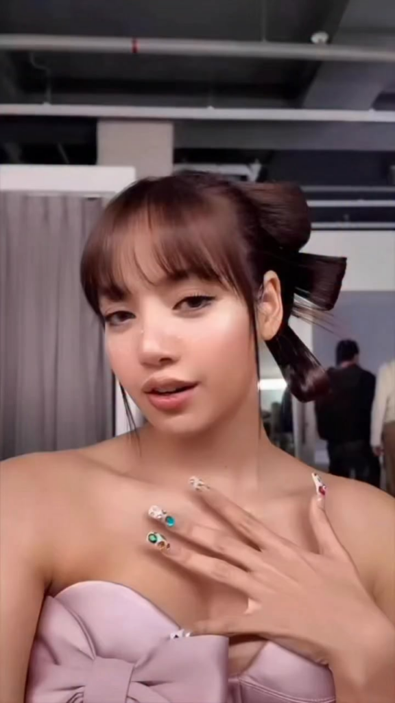 251225 Lisa (LLOUD) IG story | Get ready with LISA for her Christmas photoshoot 🎀❄️ Wishing everyone a relaxing and fun holiday 🤍