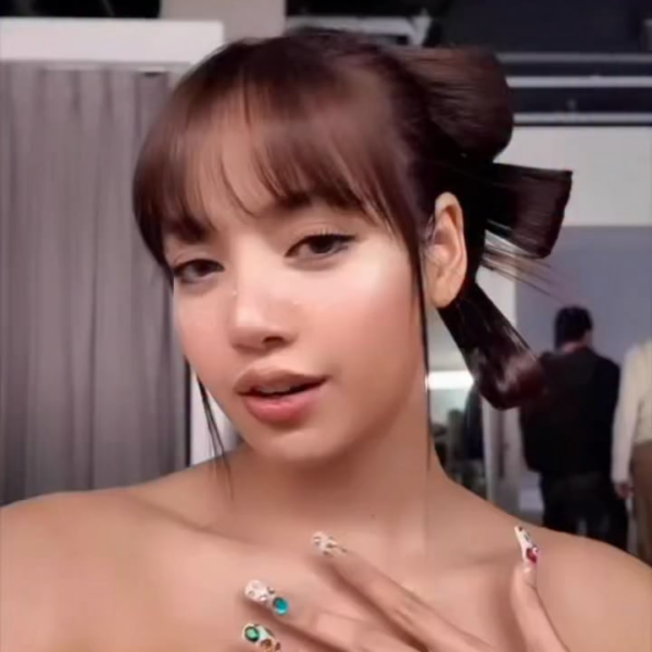 251225 Lisa (LLOUD) IG story | Get ready with LISA for her Christmas photoshoot 🎀❄️ Wishing everyone a relaxing and fun holiday 🤍