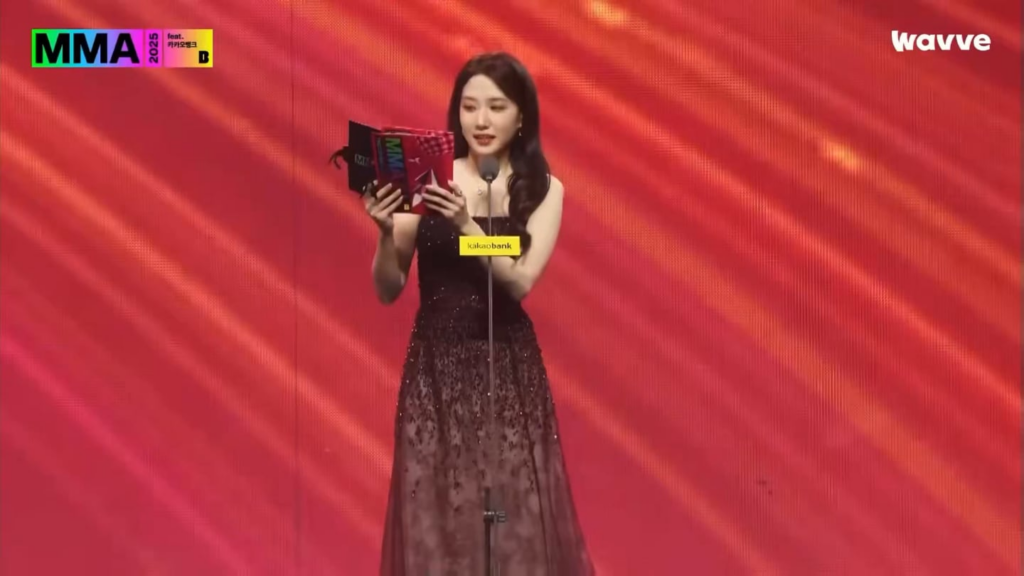 251220 JENNIE wins 'Record of the Year (Daesang)' at The 17th MelOn Music Awards!