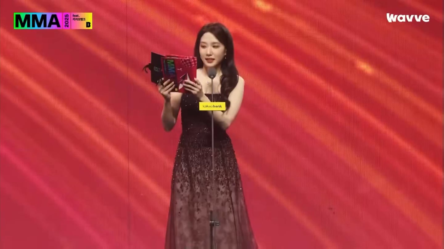 251220 JENNIE wins 'Record of the Year (Daesang)' at The 17th MelOn Music Awards!