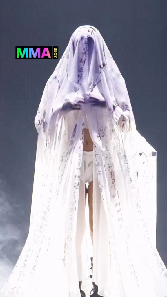 Jennie performing Seoul City at 2025 Melon Music Awards - 251220
