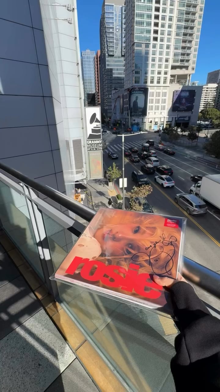 251209 Rosé (vampirehollie) IG Update