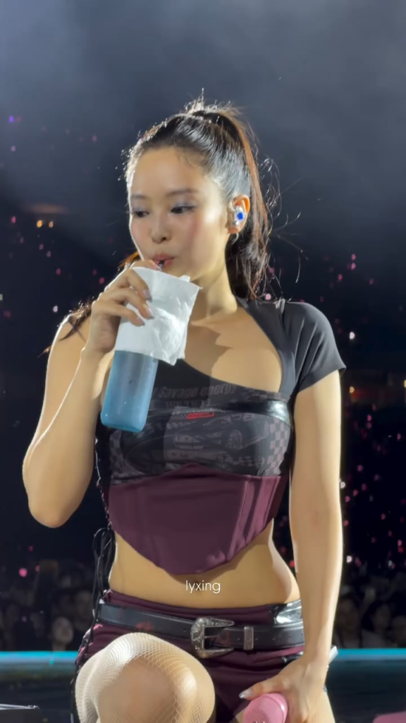 Jennie being so pretty as always - 251130