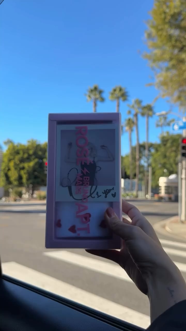 251208 Rosé (vampirehollie) IG Update