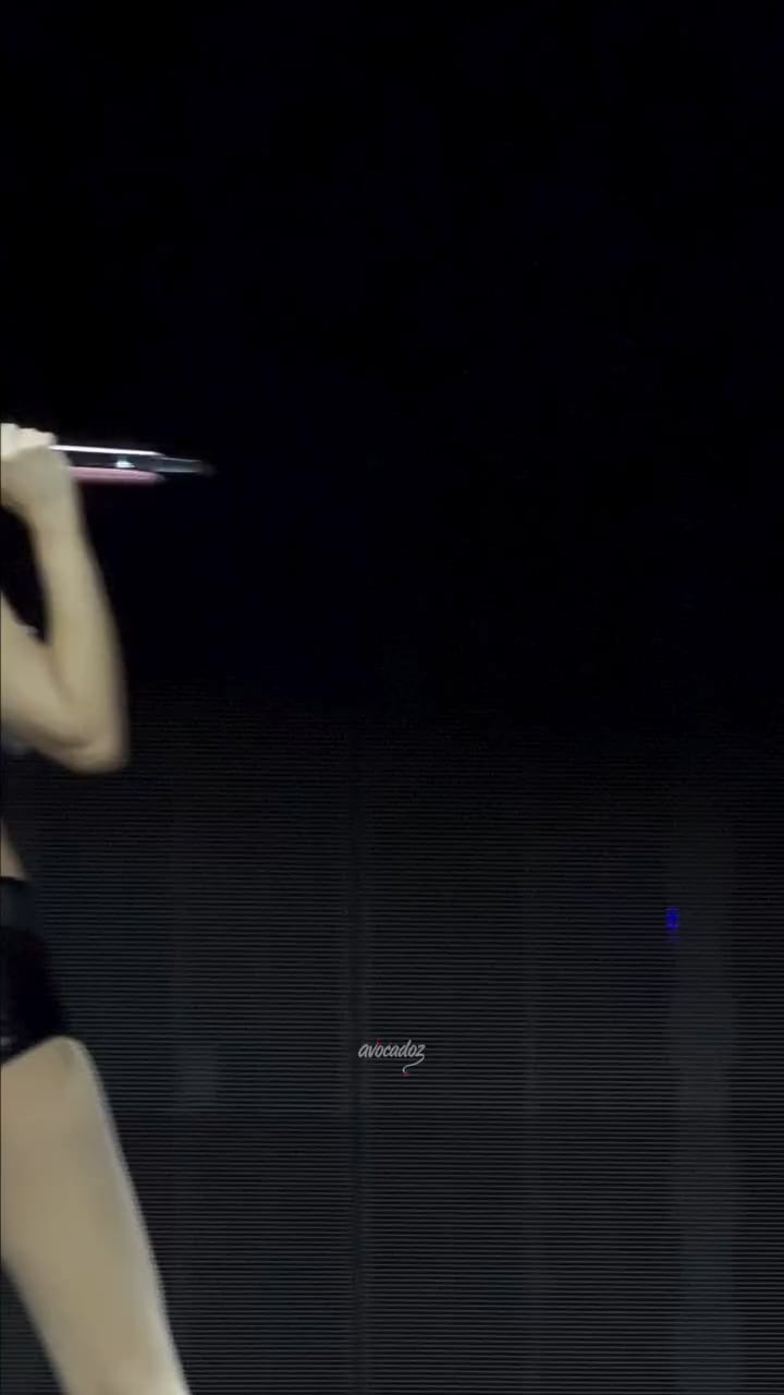 Jennie performing 'Pink Venom' in Singapore - 251129