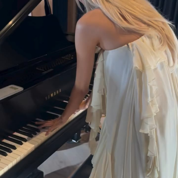 251209 ROSÉ on ‘CBS Mornings’ Behind the Scenes