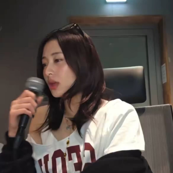 251209 LE SSERAFIM’s Yunjin sings ROSÉ - 'number one girl' during Weverse Live