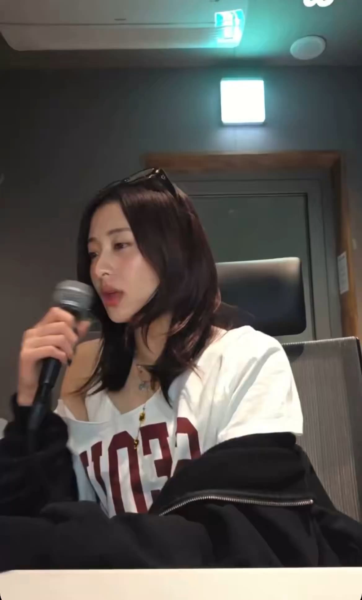 251209 LE SSERAFIM’s Yunjin sings ROSÉ - 'number one girl' during Weverse Live