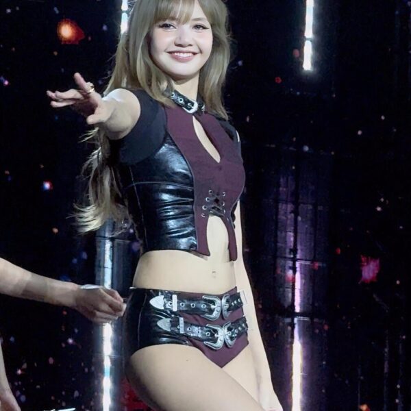 251128 Stunning Lisa