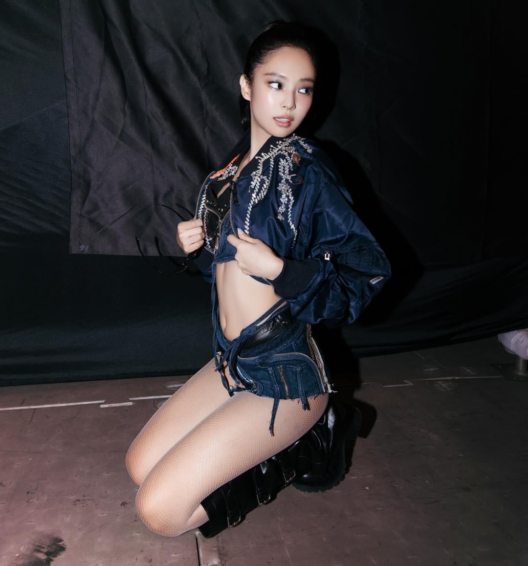 251207 sam__woolf IG Update w/ Jennie