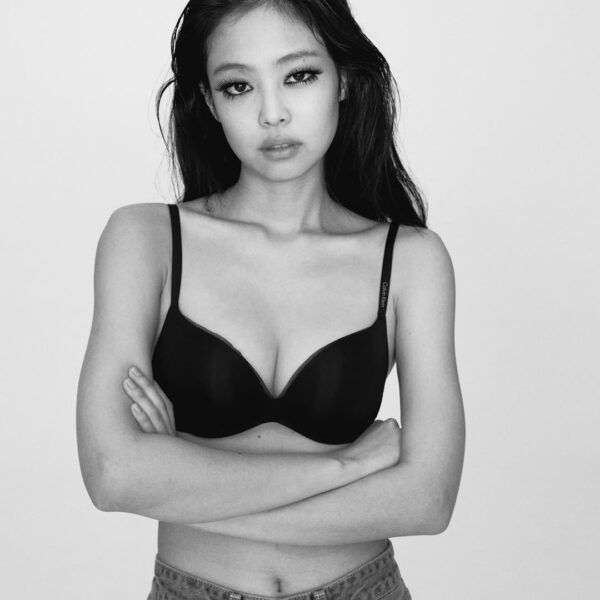 260118 JENNIE Photo Exhibition <J2NNI5> OFFICIAL MD PHOTOBOOK [HD PHOTOS] 1/2