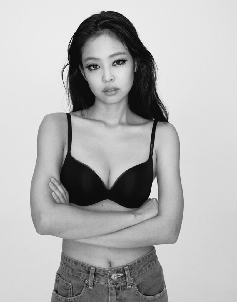 260118 JENNIE Photo Exhibition <J2NNI5> OFFICIAL MD PHOTOBOOK [HD PHOTOS] 1/2