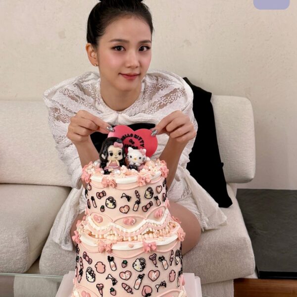 260115 JISOO APP Membership Update | [📸] JISOO X HELLO KITTY POP-UP