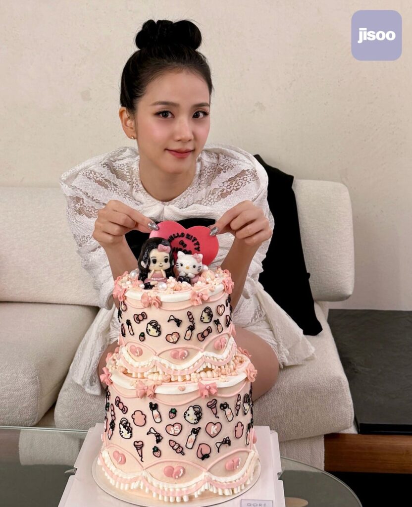 260115 JISOO APP Membership Update | [📸] JISOO X HELLO KITTY POP-UP