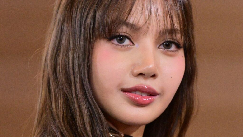 260112 A Newly Brunette Lisa Goes Dark and Edgy for the Golden Globes 2026 | Vogue