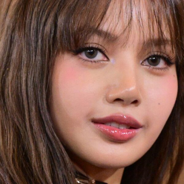 260112 A Newly Brunette Lisa Goes Dark and Edgy for the Golden Globes 2026 | Vogue