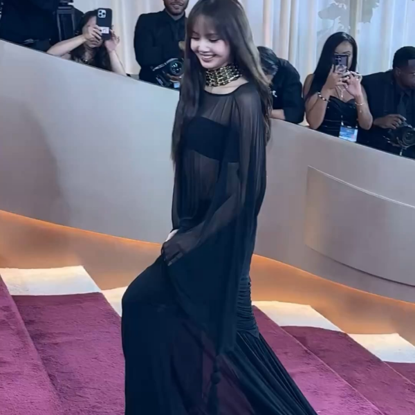 260111 Lisa arrives at the 83rd Golden Globe Awards Red Carpet