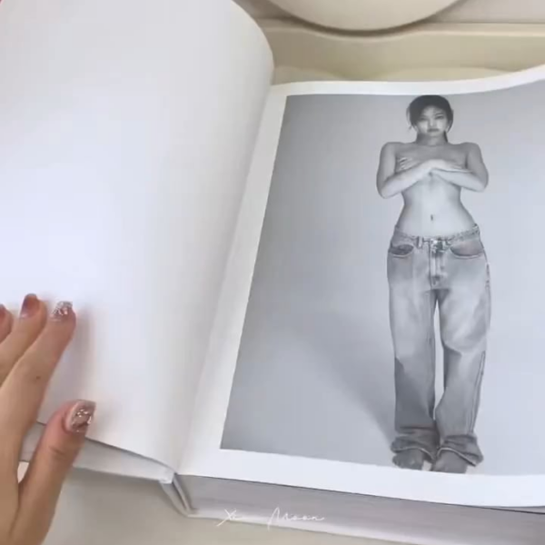 260116 JENNIE Photo Exhibition <J2NNI5> OFFICIAL MD PHOTOBOOK IN HAND LOOK