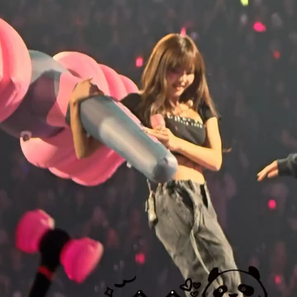 260125 Lisa & Rosé with Giant Pyeongbong @ BLACKPINK WORLD TOUR [DEADLINE] IN HONG KONG D2