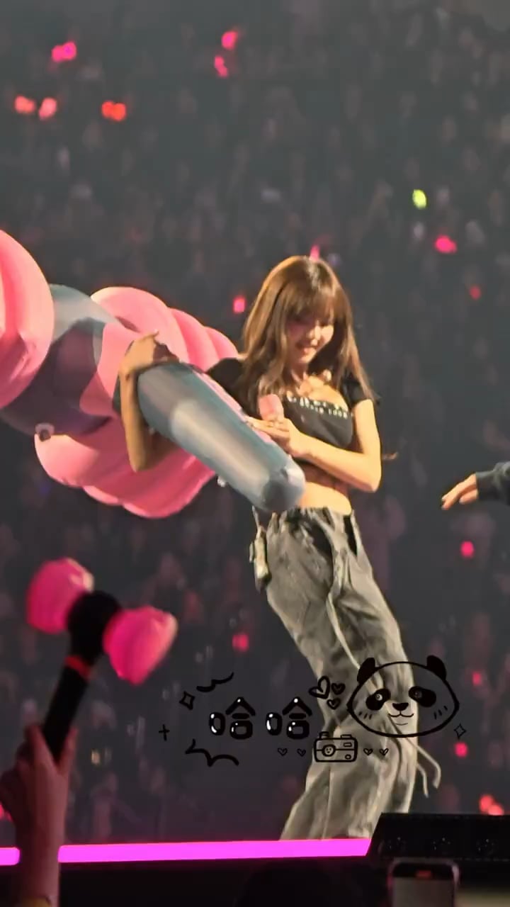 260125 Lisa & Rosé with Giant Pyeongbong @ BLACKPINK WORLD TOUR [DEADLINE] IN HONG KONG D2