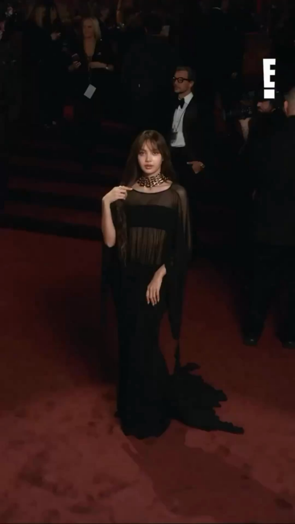 260111 Lisa’s Glambot @ The 83rd Golden Globe Awards Red Carpet