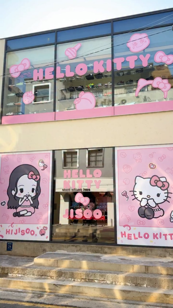 260117 JISOO X HELLO KITTY POP-UP HIGHLIGHT CLIP