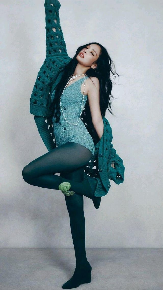 JENNIE  W KOREA 'WCOVERSTORY' 2024 VOL. 11 NOVEMBER COVER