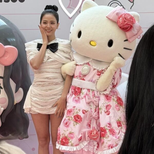 260114 Jisoo w/ Hello Kitty @ JISOO x Hello Kitty Pop Up Store @ KREAM Dosan Store