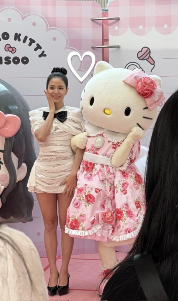 260114 Jisoo w/ Hello Kitty @ JISOO x Hello Kitty Pop Up Store @ KREAM Dosan Store