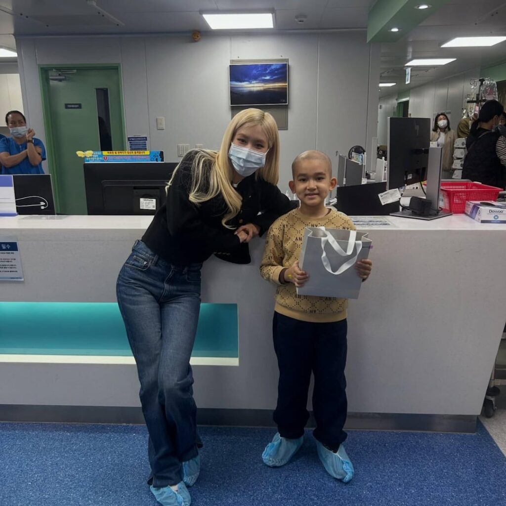 Rosé spent Christmas visiting sick children at Seoul National University Children’s Hospital