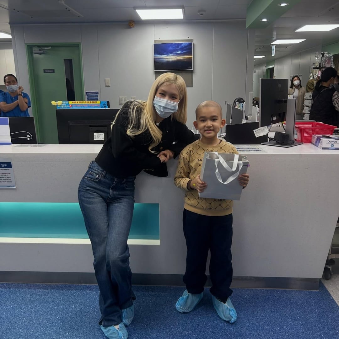 Rosé spent Christmas visiting sick children at Seoul National University Children’s Hospital